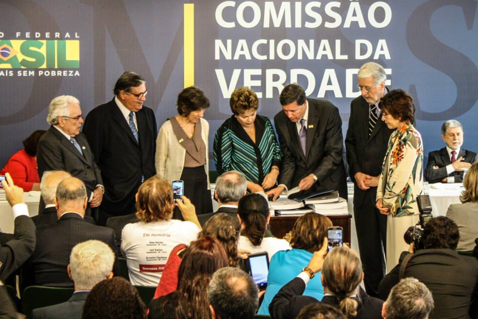 Pedro Dallari e demais coordenadores(as) da CNV entregam relatório à Presidenta Dilma Roussef: 