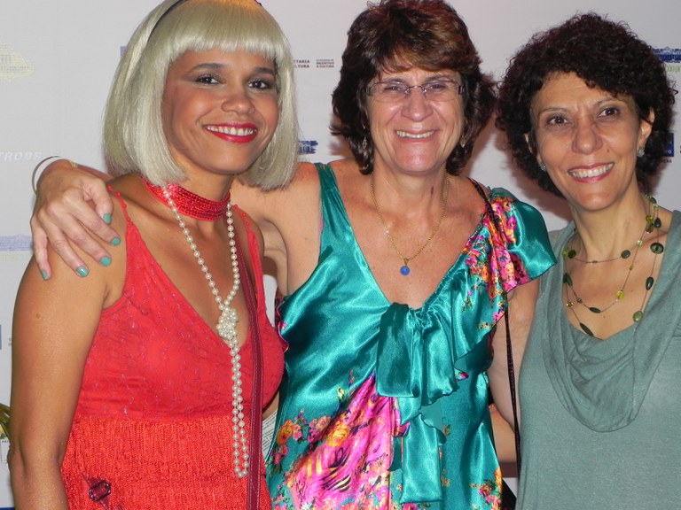 A compositora Teresa Cristina, antes do show, com a ministra Iriny Lopes e  Janice Dias, gerente de Programas Sociais da Petrobras 
