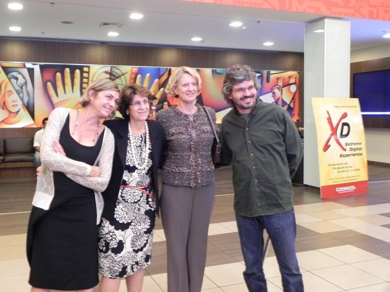 Carla Camuratti, a ministra Iriny Lopes, Rebeca Tavares, da ONU Mulheres e o diretor do filme, João Jardim, na pré-estreia do Amor? Em Brasília  Foto: Lena Azevedo  