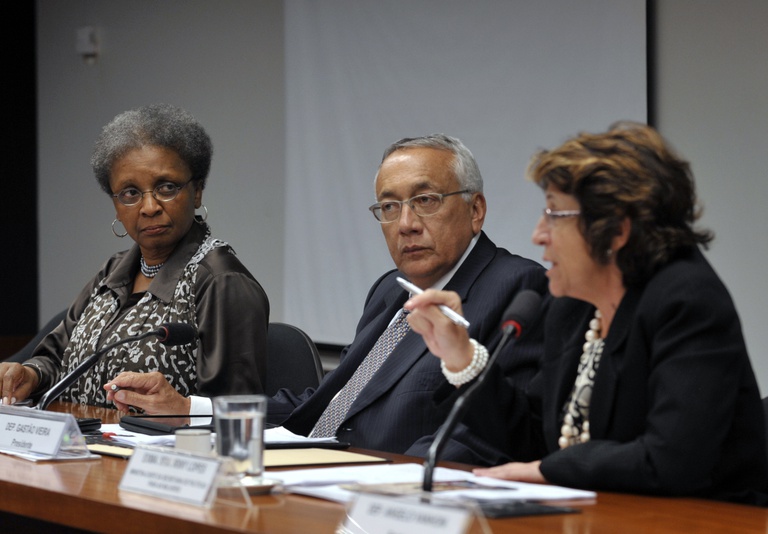 ministra Luiza Bairros (Seppir) , deputado Gastão Vieira - Presidente da comissão e a ministra Iriny Lopes (SPM), durante audiência pública na comissão especial sobre o Plano Nacional de Educação. Foto: Ricardo Araújo - ABr