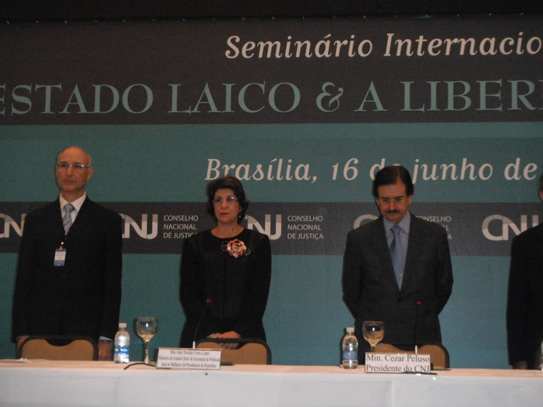 Ministra Iriny Lopes com os ministros Cesar Peluso e Ives Grandra na Abertura do Seminário