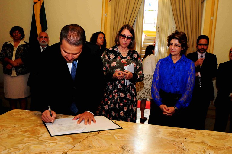 O governador Eduardo Campos, a secretária estadual da Mulher, Cristina Buarque, e a ministra Iriny Lopes durante assinatura de convênio. foto: Roberto Pereira/SEI 