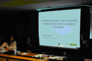 Ministra Eleonora Menicucci (SPM) e ministro Alexandre Padilha (Saúde) conferem resultados da atenção à saúde da mulher, apresentados por Esther Vilela Foto: CNS/MS 