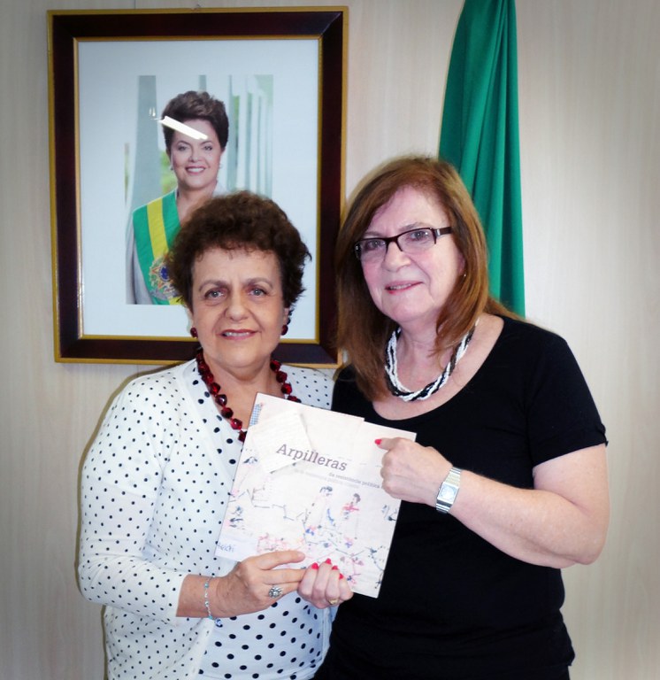 Ministra da SPM, Eleonora Menicucci, recebeu publicação que registra resistência das mulheres chilenas das mãos da produtora cultural Clara Polliti