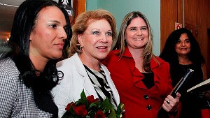 Ouvidora Ana Paula Gonçalves (vestida de vermelho) ao lado da vice-presidenta do Senado Federal, Marta Suplicy, e participantes do congresso
