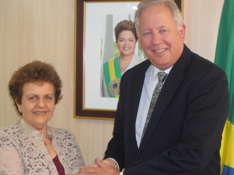 Ministra Eleonora Menicucci e embaixador Thomas Shanon acordam aumentar participação das mulheres em intercâmbio científico Foto: Isabel Clavelin/SPM