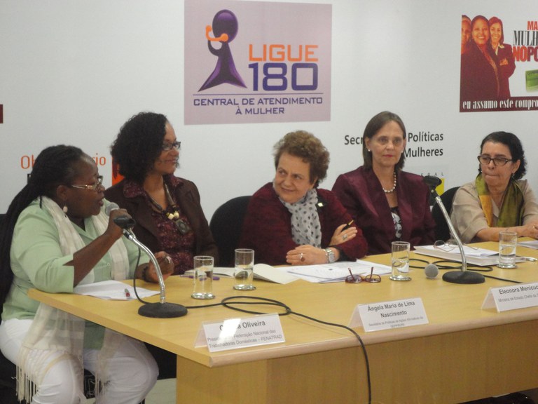 Mesa-redonda tem participações de Creuza Oliveira (Fenatrad), Ângela Nascimento (Seppir), ministra Eleonora Menicucci (SPM), Laís Abramo (OIT) e Betânia Ávila (SOS Corpo) Foto: Isabel Clavelin/SPM