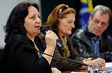 Lourdes Bandeira (centro) propôs, no seminário, uma política de formação de cuidadores de idosos Foto: Larissa Ponce/Agência Câmara