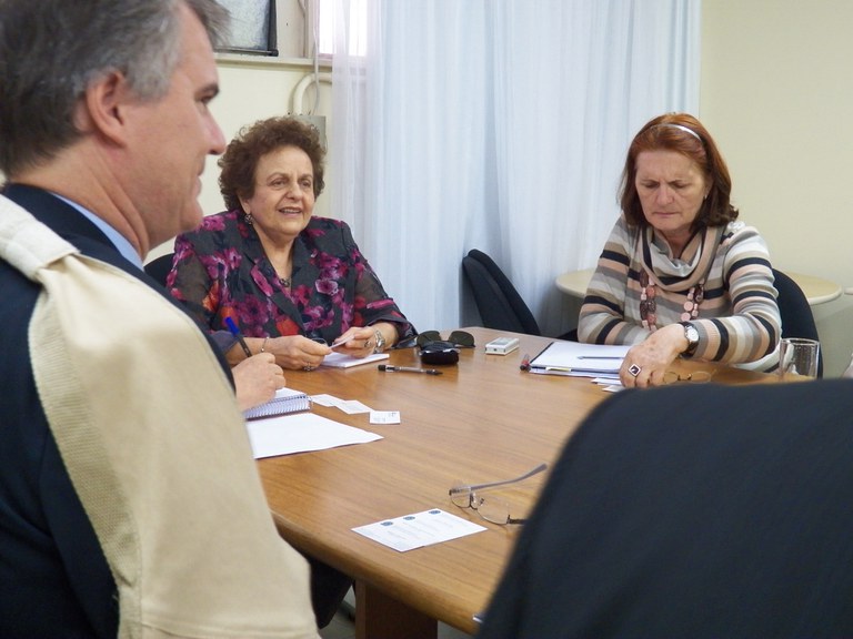 Presidente da ABEVD, Rodolfo Witzig Guttilla, apresenta proposta para a ministra Eleonora Foto: Nei Bomfim/SPM