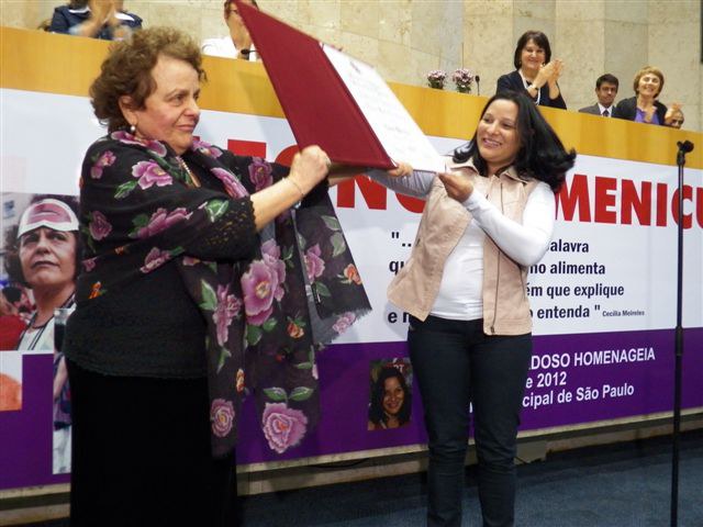 Ministra Eleonora recebeu o título das mãos da vereadora Juliana Cardoso Foto: Nei Bomfim/SPM