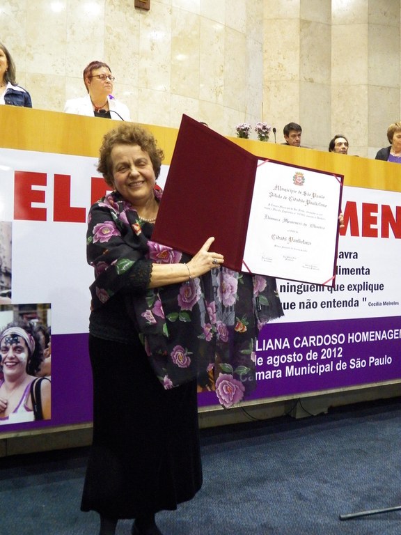 Ministra Eleonora mostra, no plenário da Câmara Municipal de São Paulo, título de cidadã paulistana Foto: Nei Bomfim/SPM