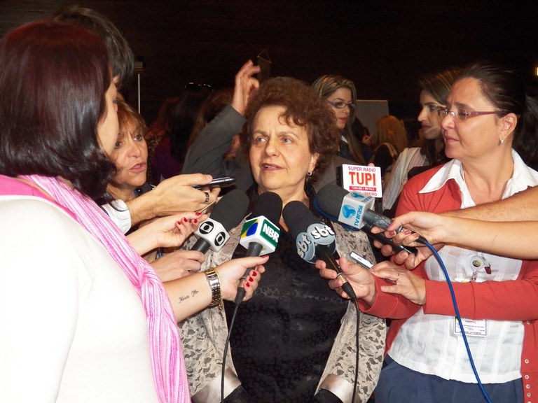 Ministra Eleonora em entrevista de imprensa após o lançamento da campanha "Compromisso e Atitude pela Lei Maria da Penha" Foto: Juliana Camelo/SPM