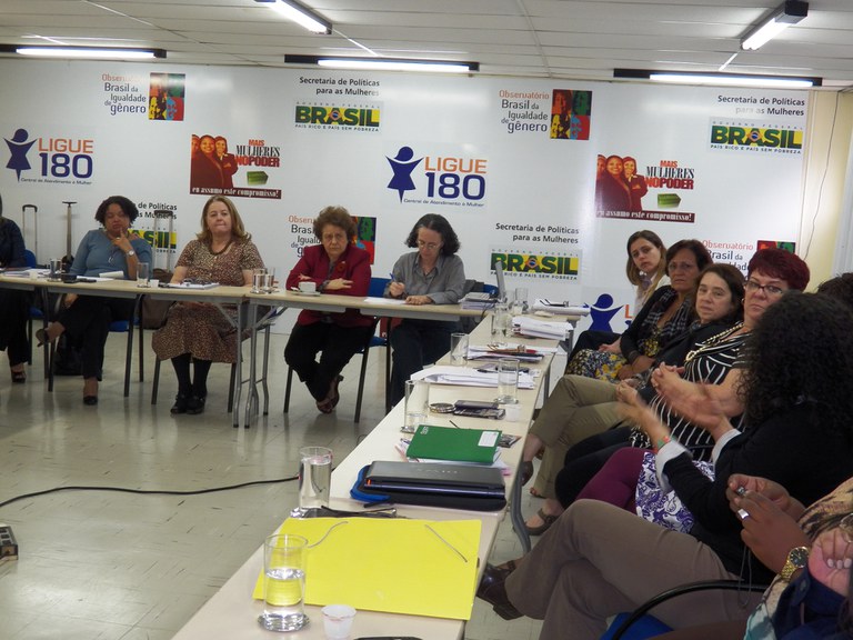 Ministra Eleonora saúda acadêmicas durante encontro do comitê ad hoc Foto: Juliana Camelo/SPM