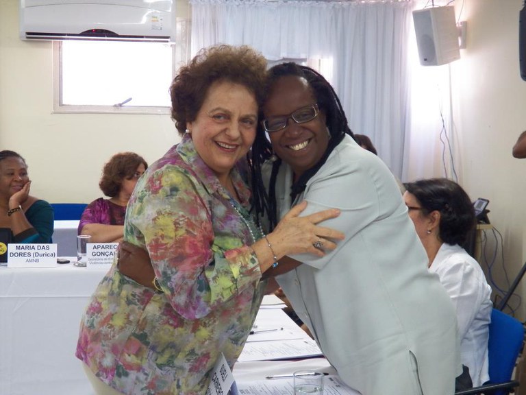  Ministra Eleonora saúda a feminista e pesquisadora Sueli Carneiro, nova integrante do CNDM na modalidade notório conhecimento Foto: Juliana Camelo/SPM