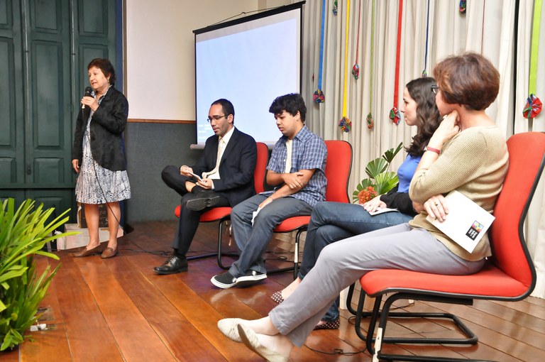 Hildete Pereira (em pé) convida estudantes e escolas do RJ para o concurso Foto: Governo do RJ