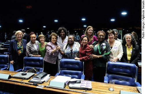 Ao lado da deputada federal Benedita da Silva, ministra Eleonora comemora vitória em aperto de mão com Creuza Oliveira, presidente da Federação Nacional das Trabalhadoras Domésticas Foto: Pedro França/Agência Senado