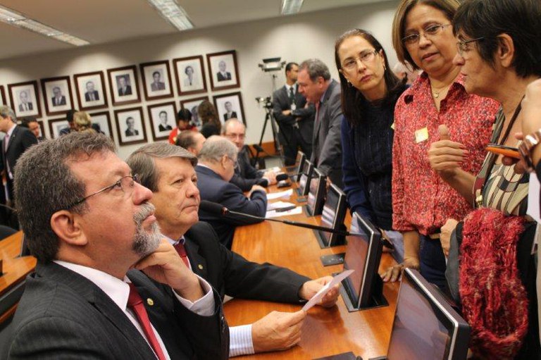 Comissão do CNDM abordou parlamentares sobre impacto do projeto na vida das mulheres Foto: Isabel Clavelin/SPM