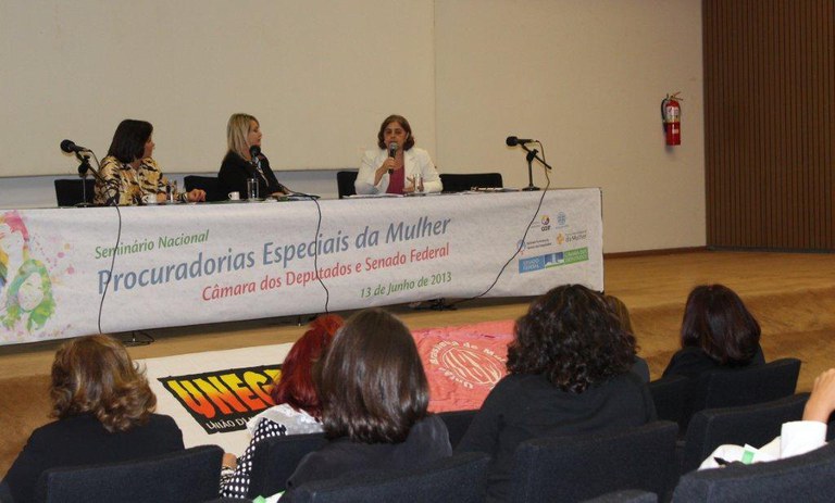 Secretária nacional Aparecida Gonçalves (à direita) detalha ações, como a construção da Casa da Mulher Brasileira nas capitais Foto: Nilza Scotti/SPM