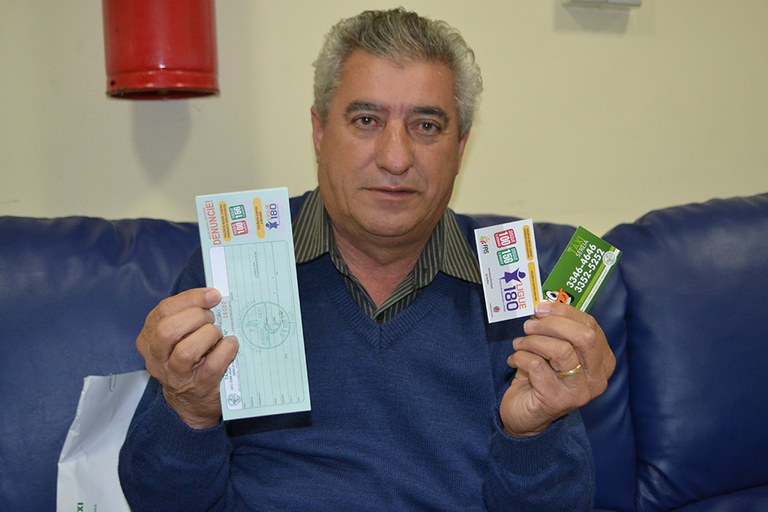 Ação mobiliza mais de 2 mil veículos de táxi na capital paranense Foto: Edson Rimonatto