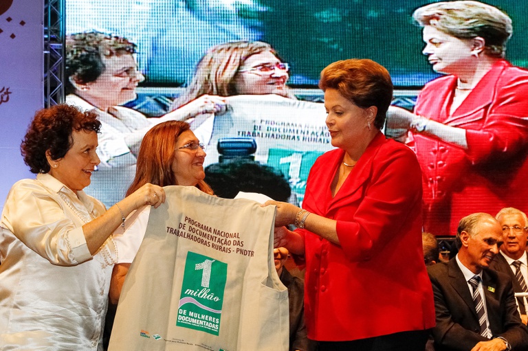 Agricultora Damares Silva de Souza, entre a presidenta Dilma e a ministra Eleonora, recebe documento que registra um milhão de mulheres atendidas por programa de documentação rural Foto: Roberto Stuckert Filho/PR