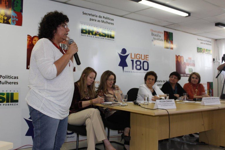 Ministras Eleonora Menicucci (Mulheres) e Helena Chagas (Comunicação Social), senadora Vanessa Grazziotin, deputada federal Elcione Barbalho e socióloga Silvia Camurça  (à esquerda) respondem perguntas em coletiva de imprensa Foto: Tainan Pimentel/SPM