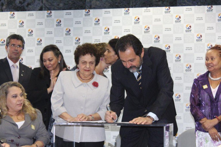 Ministra Eleonora e governador do Distrito Federal, Agnelo Queiroz, firmam termo de cooperação Foto: Isabel Clavelin/SPM