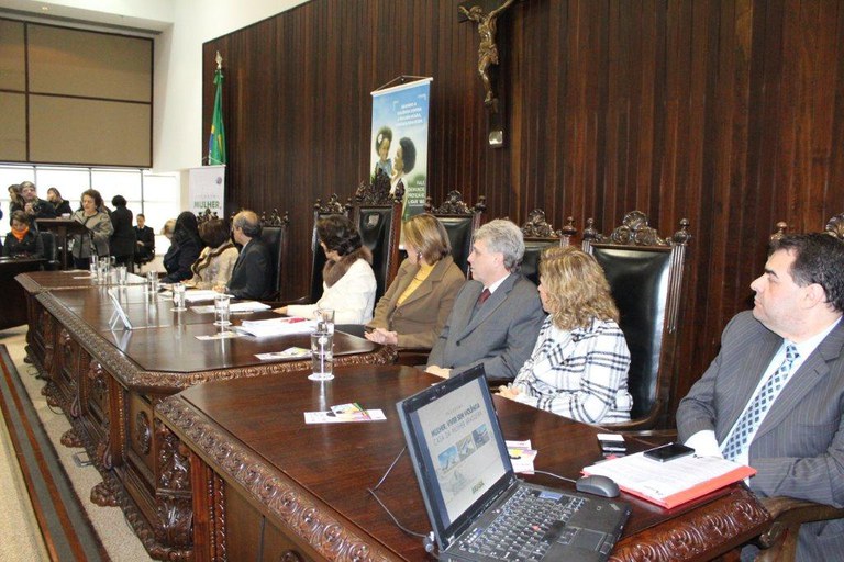 Em discurso na tribuna de honra, ministra Eleonora apresenta detalhes do programa do governo federal Foto: Isabel Clavelin/SPM