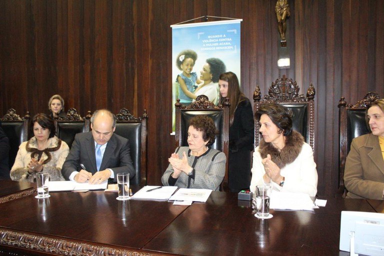 Ao lado da ministra Eleonora, prefeito Gustavo Fruet assina documentos de adesão a iniciativas do governo federal Foto: Isabel Clavelin/SPM