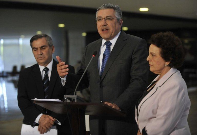 Ao lado da ministra Eleonora Menicucci (Mulheres) e ministro Gilberto Carvalho (Secretaria-Geral), ministro Alexandre Padilha (Saúde) explica atendimento do SUS às vítimas de violência sexual 