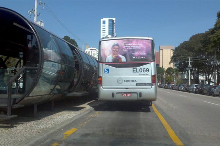 Ônibus e terminais de transporte são alguns dos pontos de veiculação da campanha Foto: Divulgação Prefeitura de Curitiba