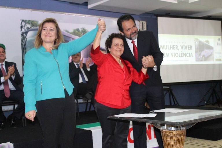 Ao centro, ministra Eleonora Menicucci (SPM) comemora entrega de veículos ao governador Agnelo Queiroz e à secretária da Mulher e Igualdade Racial de Goiás, Gláucia Reis Foto: Divulgação/SPM