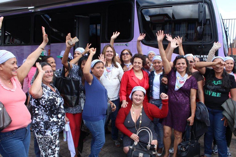Ao lado da ministra Eleonora, margaridas comemoram entrega de ônibus para circular no interior do DF e de Goiás Foto: Ascom SPM