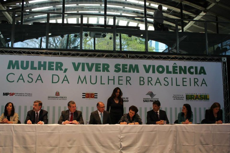 Entre o governador Geraldo Alckmin e o prefeito Fernando Haddad, ministra Eleonora assina termo de adesão em ato que reuniu sistema de justiça Foto: Isabel Clavelin/SPM