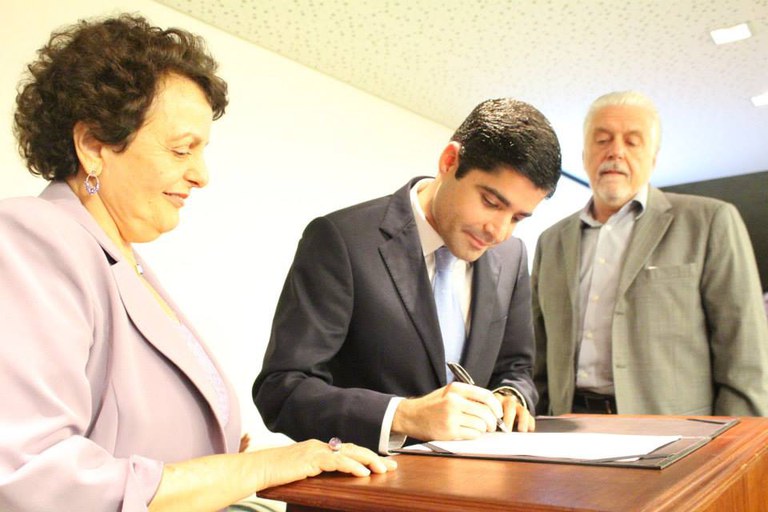 Ministra Eleonora confere assinatura do prefeito ACM Neto, ladeado pelo governador Jaques Wagner Foto: Isabel Clavelin/SPM