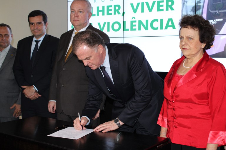 Ao lado da ministra Eleonora, governador Casagrande assina termo de adesão a programa da SPM Foto: Isabel Clavelin/SPM
