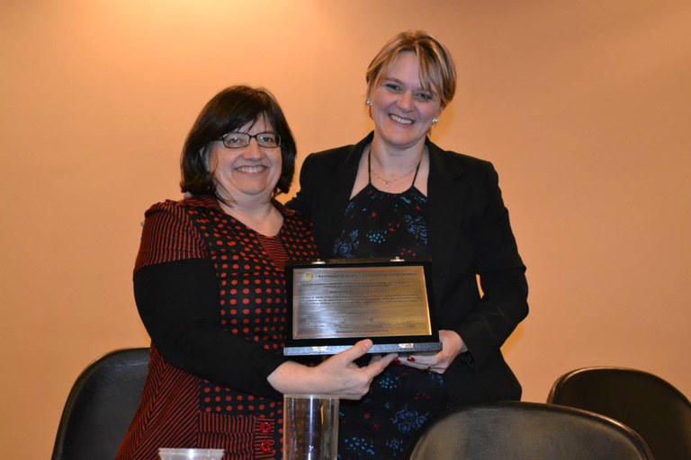 Secretária-adjunta Rosangela recebe placa do Legislativo catarinense em homenagem à ministra Eleonora e aos dez anos da SPM Foto: Alesc