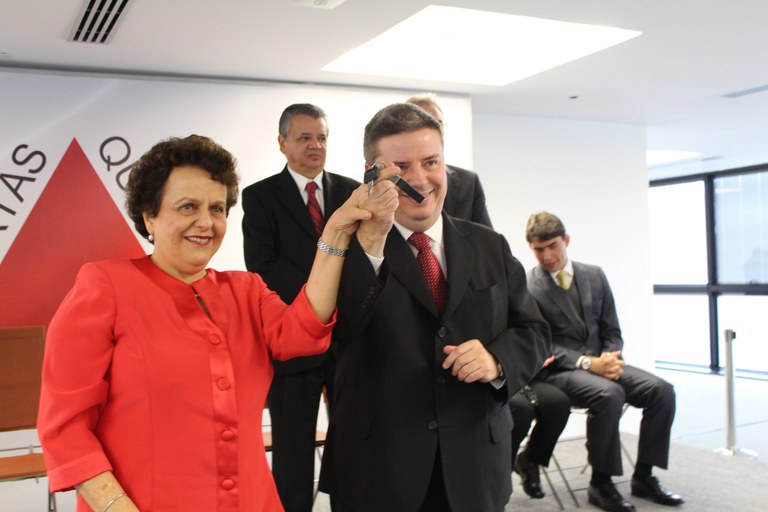 Ministra Eleonora entrega chaves de unidades móveis ao governador Anastasia Foto: Isabel Clavelin/SPM
