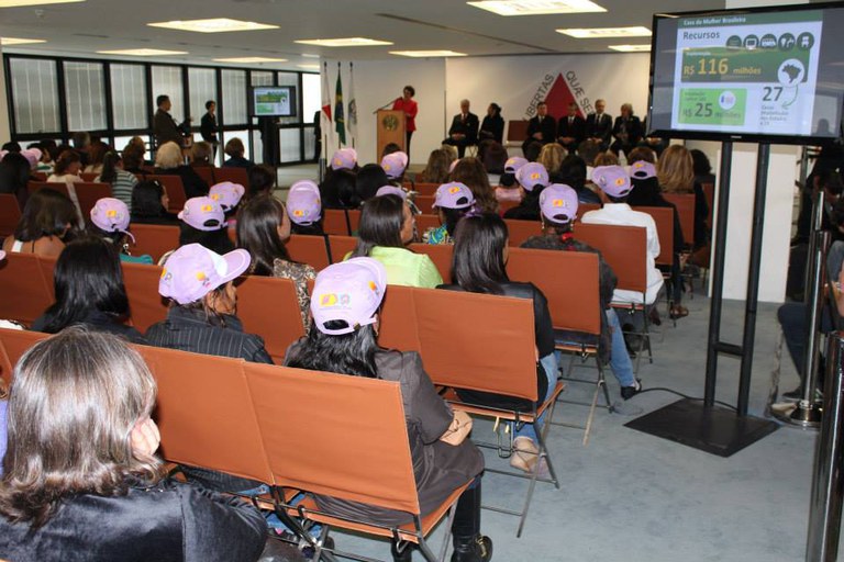 Na tribuna, ministra Eleonora apresenta detalhes do programa Foto: Isabel Clavelin