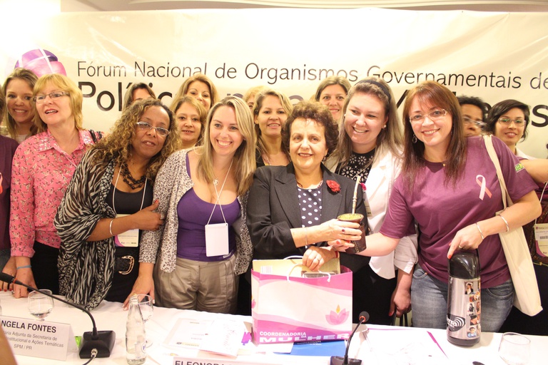 Em rodada com estados, ministra Eleonora posa ao lado da delegação gaúcha Foto: Isabel Clavelin/SPM