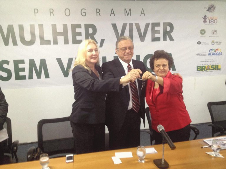 Ministra da SPM entrega as chaves de unidade móvel ao governador Teotônio Vilela e à secretária de Mulheres, Kátia Born  Foto: Aparecida Gonçalves/SPM