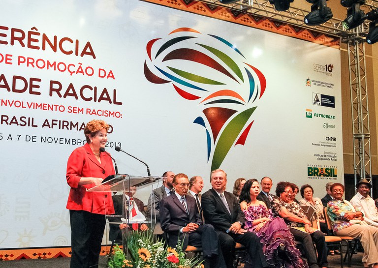 Presidenta instalou trabalhos de encontro que teve a presença das ministras Luiza Bairros (Igualdade Racial) e Eleonora Menicucci (Mulheres), entre outras autoridades do governo federal Foto: Roberto Stuckert Filho/PR