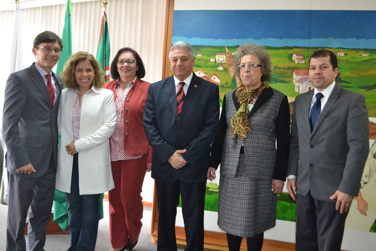 Sessão foi acompanhada pela secretária da Mulher, Roseli Isidoro (de branco) Foto: Théa Tavares/SPM Curitiba