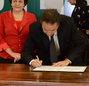 Ao lado da ministra Eleonora, governador em exercício de PE assina termo de doação da SPM Foto: Governo do Estado de PE