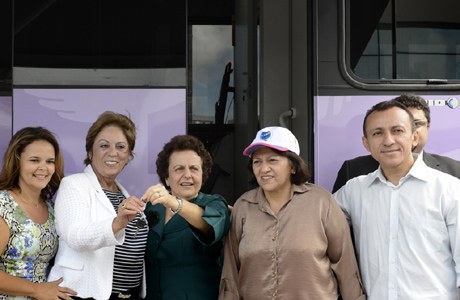 Ministra Eleonora entrega a chave de unidade móvel para a governadora Rosalba Ciarlini e mulheres rurais Foto: Elisa Elsie/Governo do RN