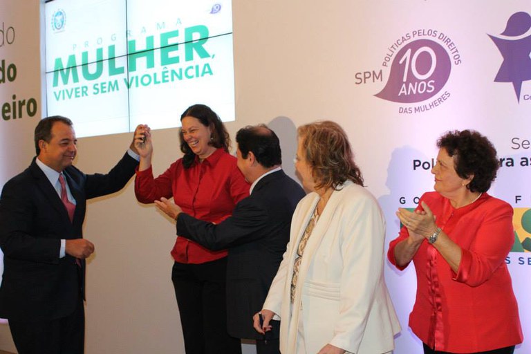   Ministra Eleonora aplaude repasse de chaves dos ônibus das mãos do governador Sérgio Cabral para a subsecretária de Mulheres, Adriana Mota Foto: Isabel Clavelin/SPM