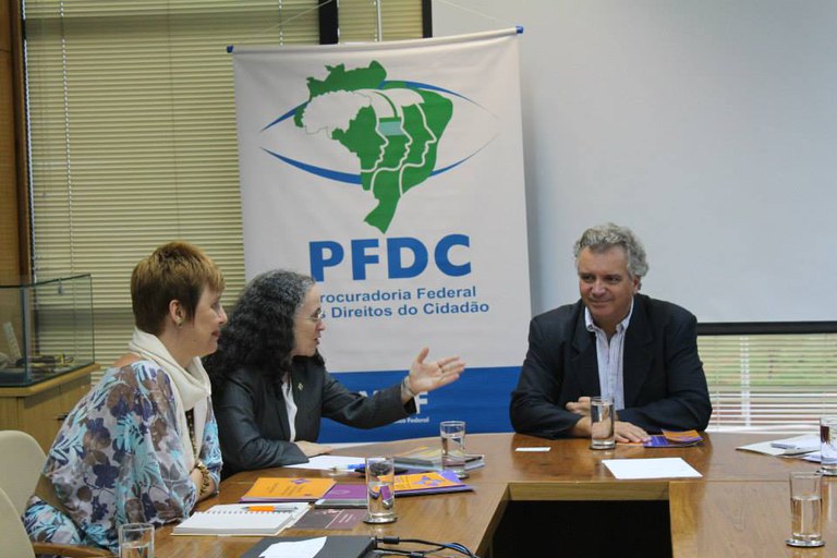 Secretária de Políticas do Trabalho e Autonomia Econômica das Mulheres da SPM, Tatau Godinho, e coordenadora do Pró-Equidade de Gênero e Raça, Simone Schäffer, apresentam programa a equipe da Procuradoria-Geral da República.  Foto: Raquel Lasalvia/SPM