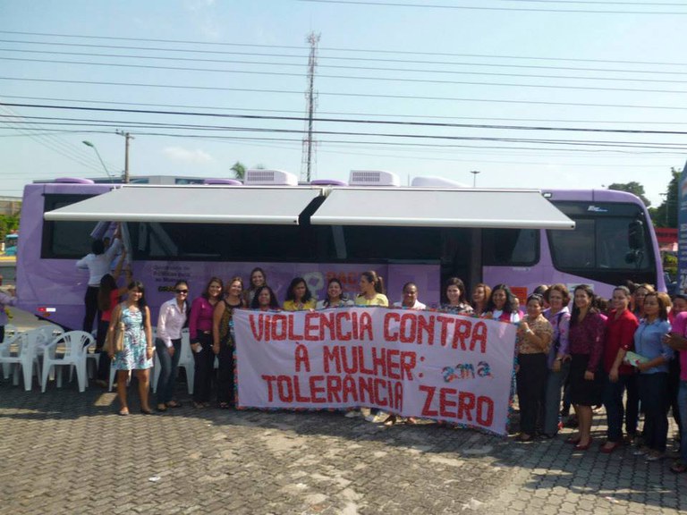 Mulheres amazonenses visitam instalações de unidade móvel em Manaus. Foto: Divulgação/Governo AM
