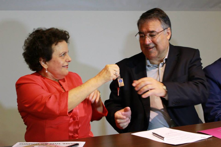Ministra Eleonora entrega das chaves dos ônibus ao governador de Santa Catarina Foto: Isabel Clavelin/SP