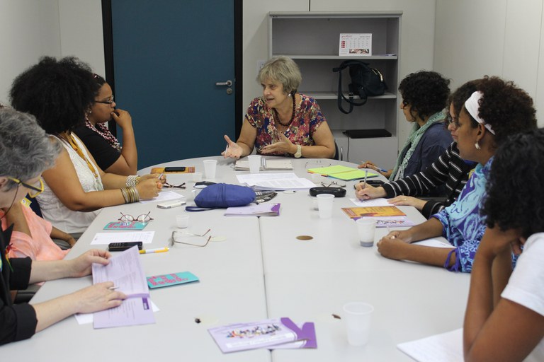 Secretária Nacional de Articulação Institucional e Ações Temáticas, Vera Soares, dialoga com representantes de organizações de mulheres lésbicas. Foto: Raquel Lasalvia/SPM