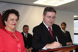 Na adesão de MG,  ministra Eleonora acordou com governador Anastasia doação de um dos ônibus para o Vale Foto: Isabel Clavelin/SPM